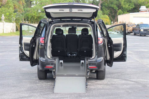 2022 Chrysler Pacifica Touring L