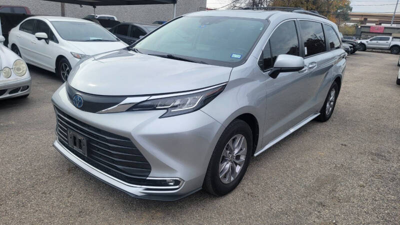 2022 Toyota Sienna XLE's photo