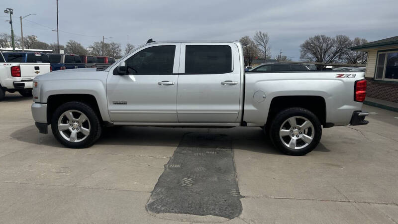 Used 2018 Chevrolet Silverado 1500 LT with VIN 3GCUKREC5JG365029 for sale in Mcpherson, KS