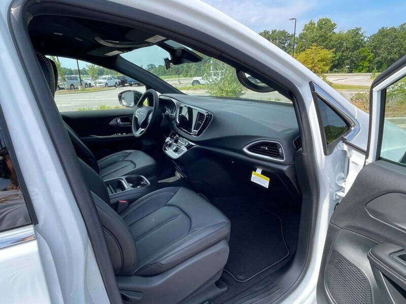 2027 Chrysler Pacifica LX