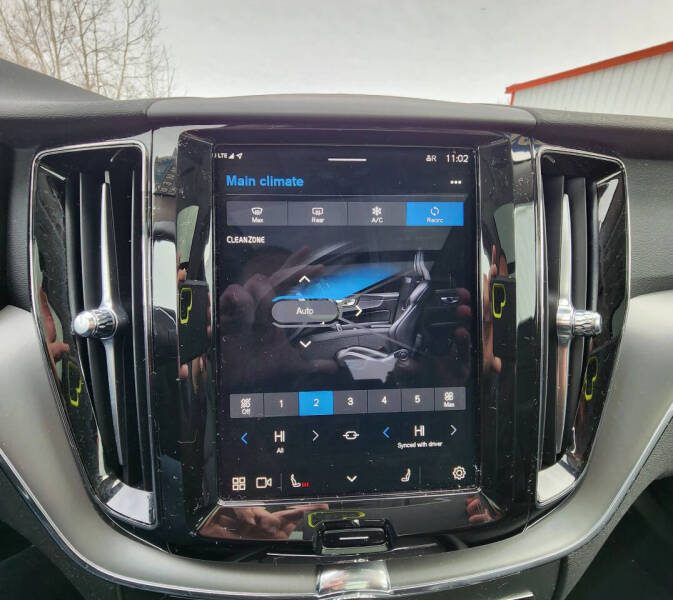 2025 Volvo XC60 B5 Core Dark Theme