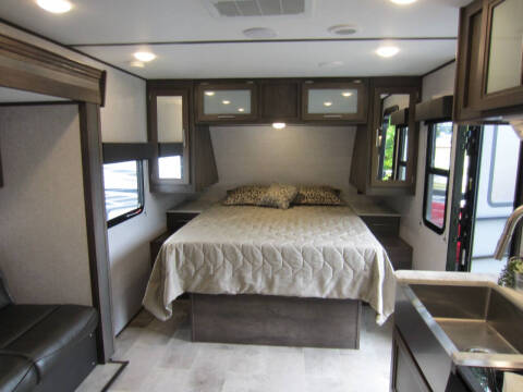 2021 Coleman Light Series 1805RB