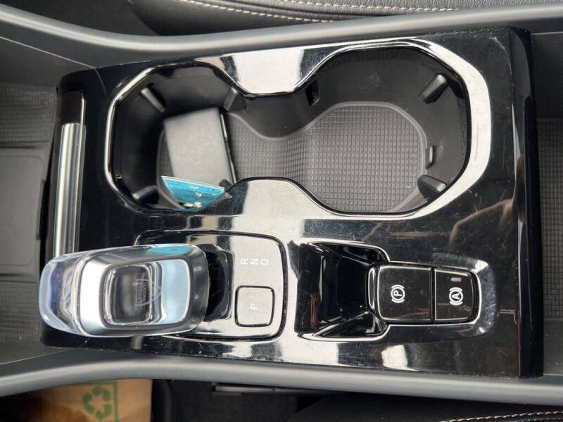 2023 Volvo XC40 B5 Plus Dark Theme