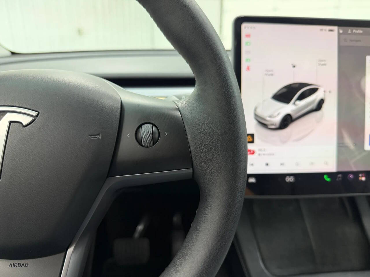 White 2024 Tesla Model Y Long Range AWD Long Range 4dr Crossover 28