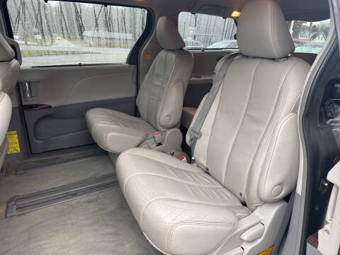 2012 Toyota Sienna XLE 7-Passenger Auto Access Seat