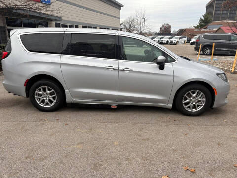 2022 Chrysler Voyager LX