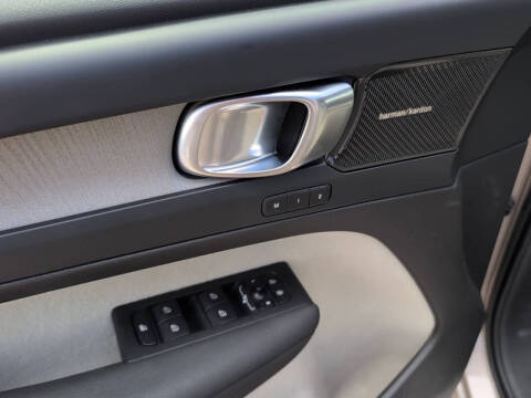 2023 Volvo XC40 B5 Plus Dark Theme