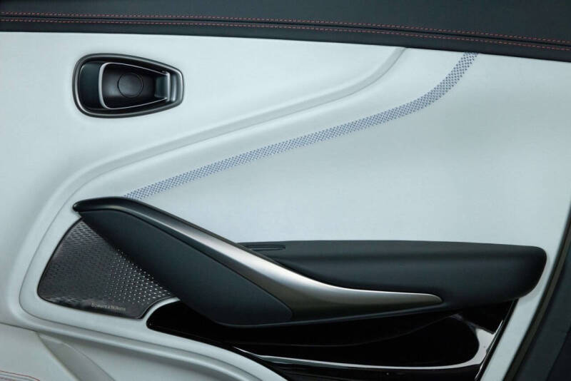 2025 Aston Martin DBX 707