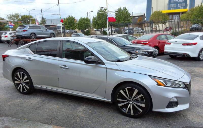 2020 Nissan Altima SR photo 2