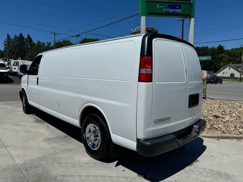 2017 Chevrolet Express Cargo Work Van photo 4