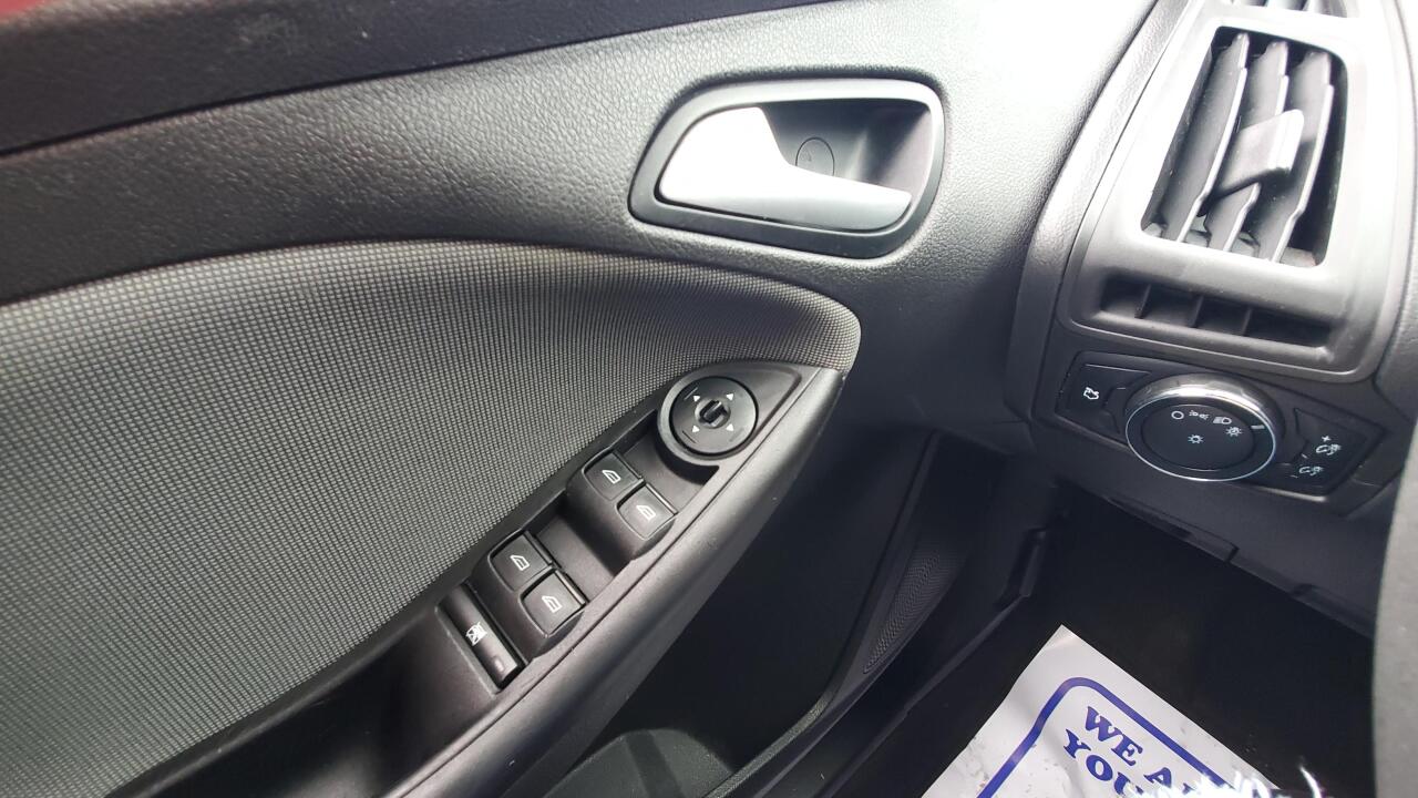 2014 Ford Focus SE 4dr Hatchback 11
