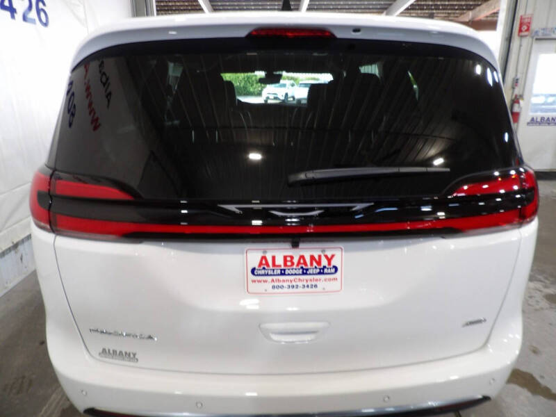 2027 Chrysler Pacifica Select