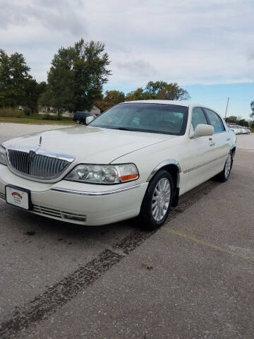 2003 Lincoln Town Car for sale at WESTSIDE GARAGE LLC in Keokuk IA