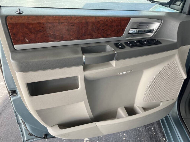 2009 Chrysler Town and Country Touring