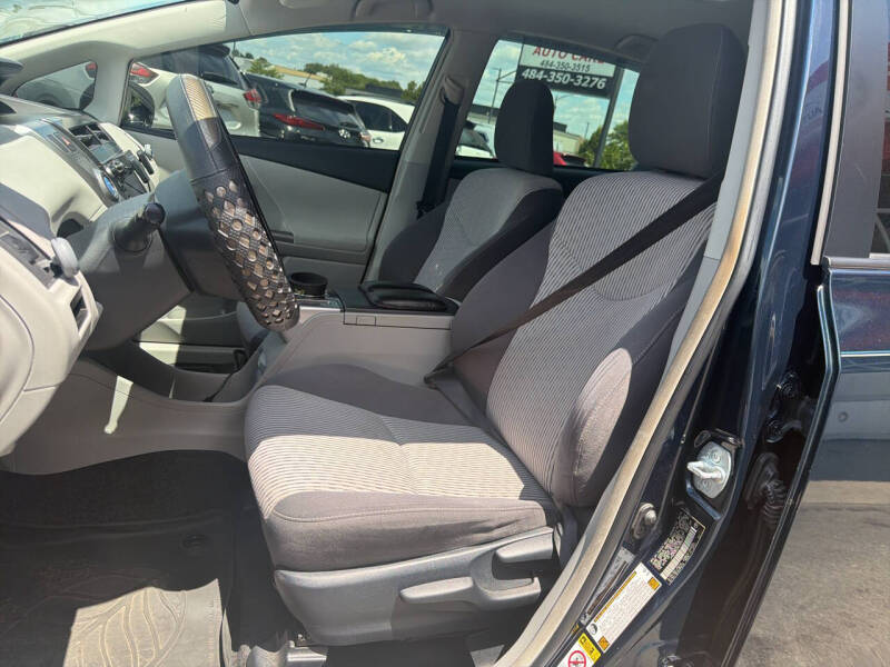 2017 Toyota Prius v Two