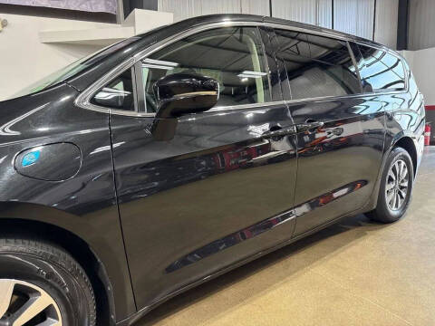 2024 Chrysler Pacifica Plug-In Hybrid Select