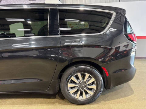 2024 Chrysler Pacifica Plug-In Hybrid Select