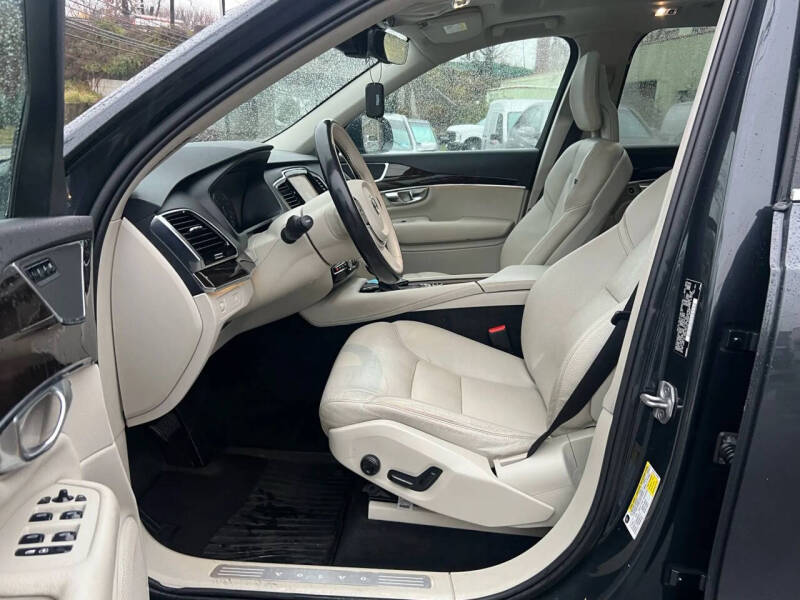 2016 Volvo XC90 T6 Momentum