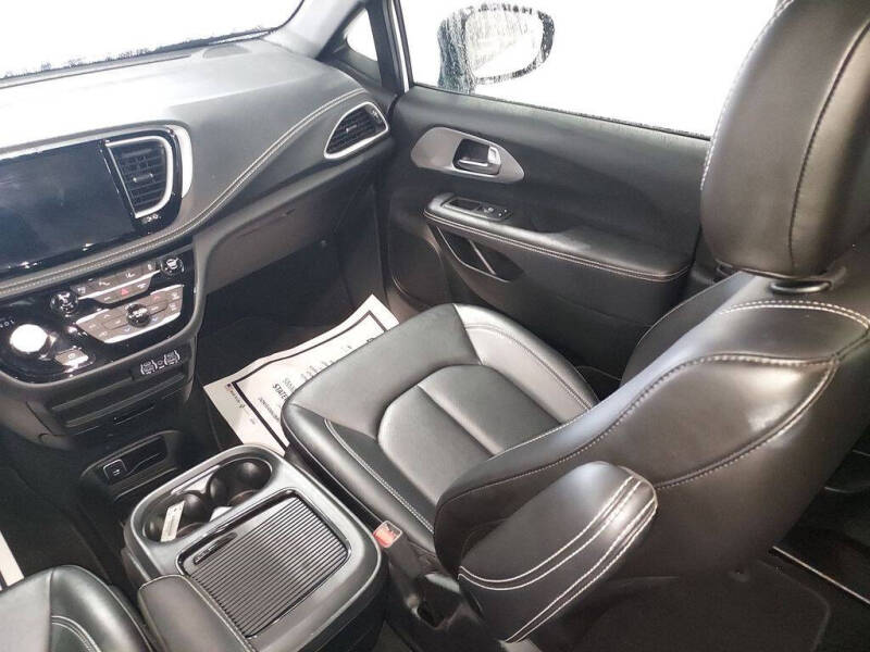 2024 Chrysler Pacifica Plug-In Hybrid Select