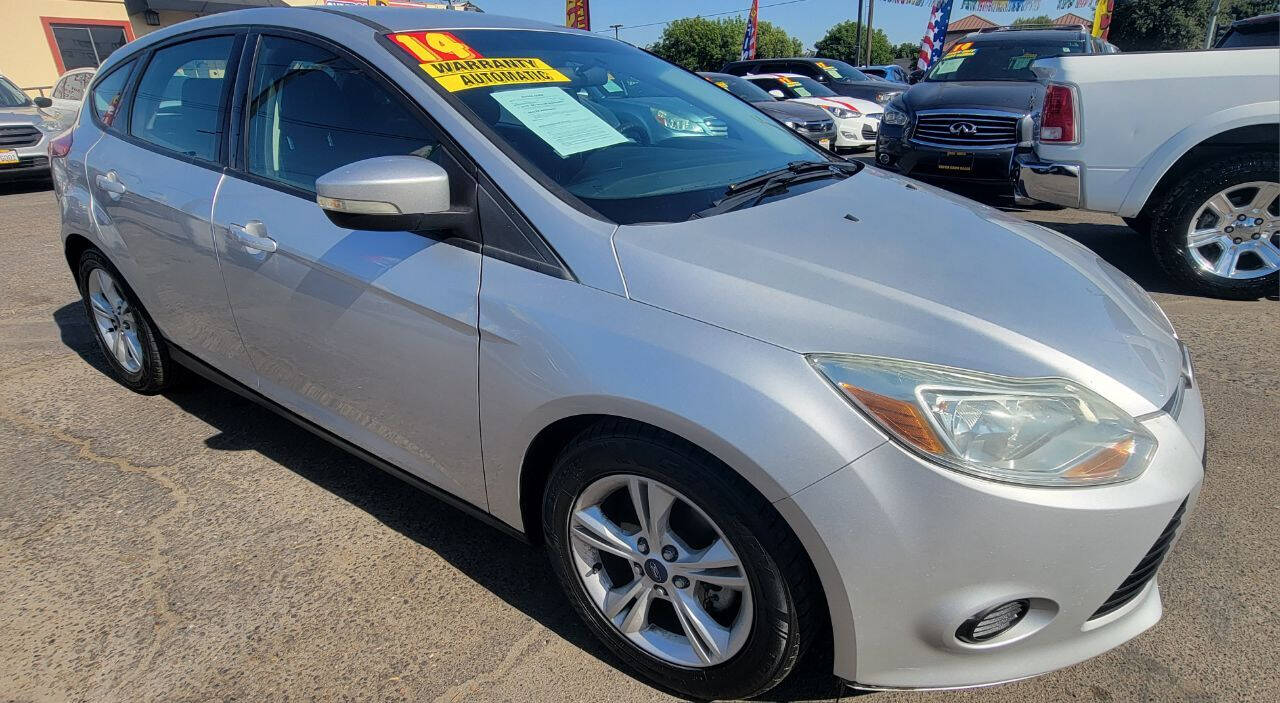 Gray 2014 Ford Focus SE SE 4dr Hatchback 1