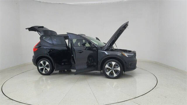 2024 Volvo XC40 B5 Plus Dark Theme