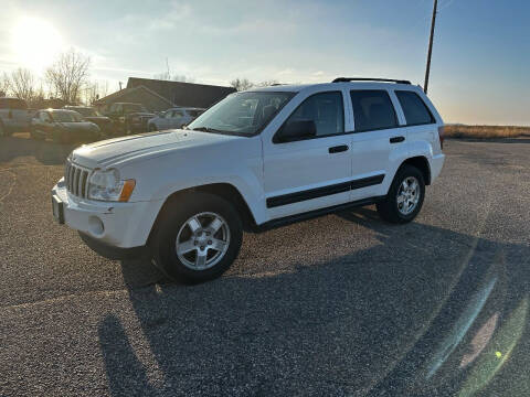 2006 Jeep Grand Cherokee for sale at Quinn Motors in Shakopee MN