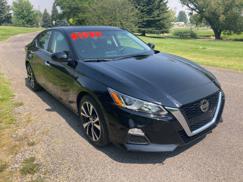 2020 Nissan Altima for sale at BELOW BOOK AUTO SALES in Idaho Falls ID