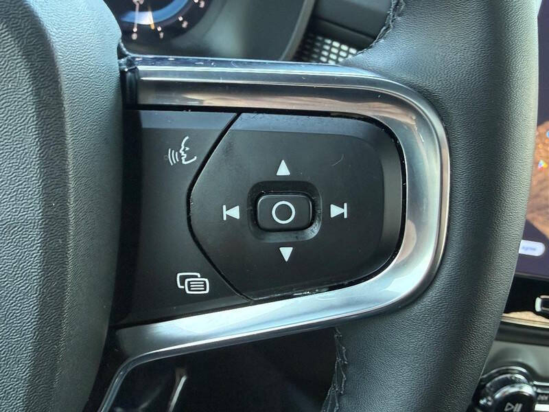 2025 Volvo XC40 B5 Plus Dark Theme