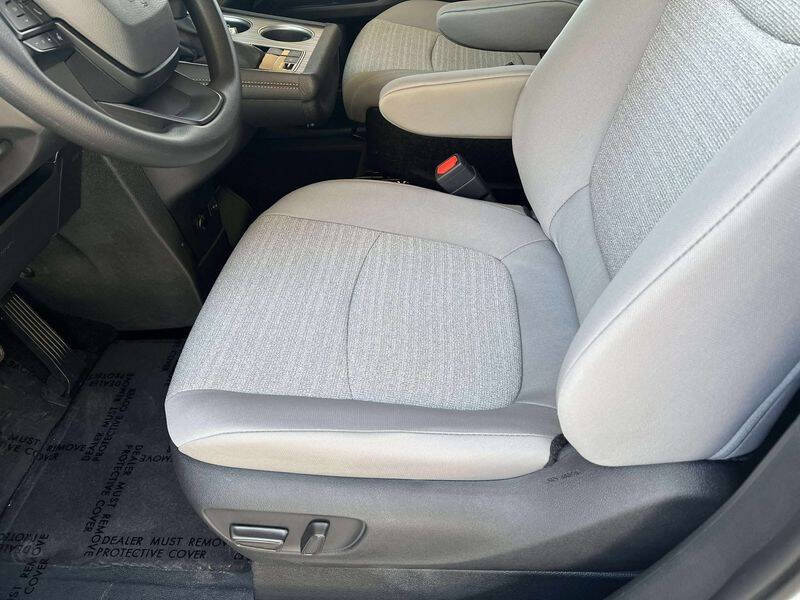 2025 Toyota Sienna LE 8-Passenger