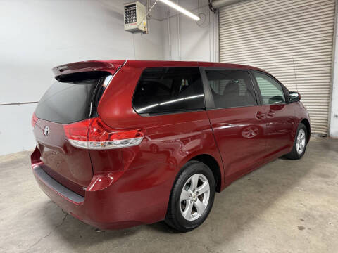 2012 Toyota Sienna LE 8-Passenger