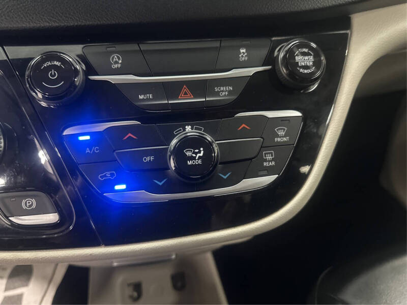 2020 Chrysler Voyager LXi