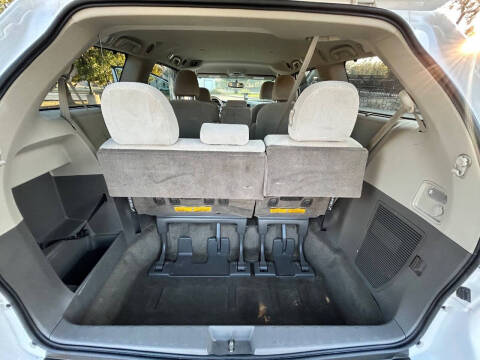 2013 Toyota Sienna LE 8-Passenger