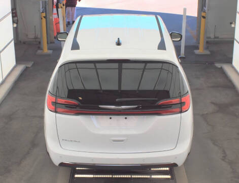 2025 Chrysler Pacifica Select