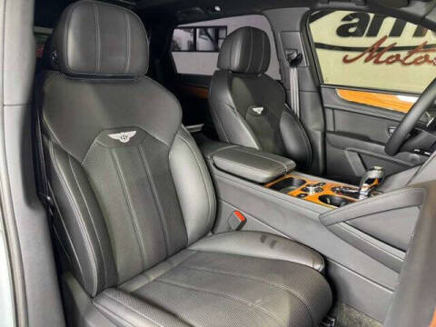 2023 Bentley Bentayga EWB V8