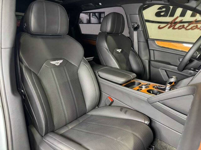 2023 Bentley Bentayga EWB V8