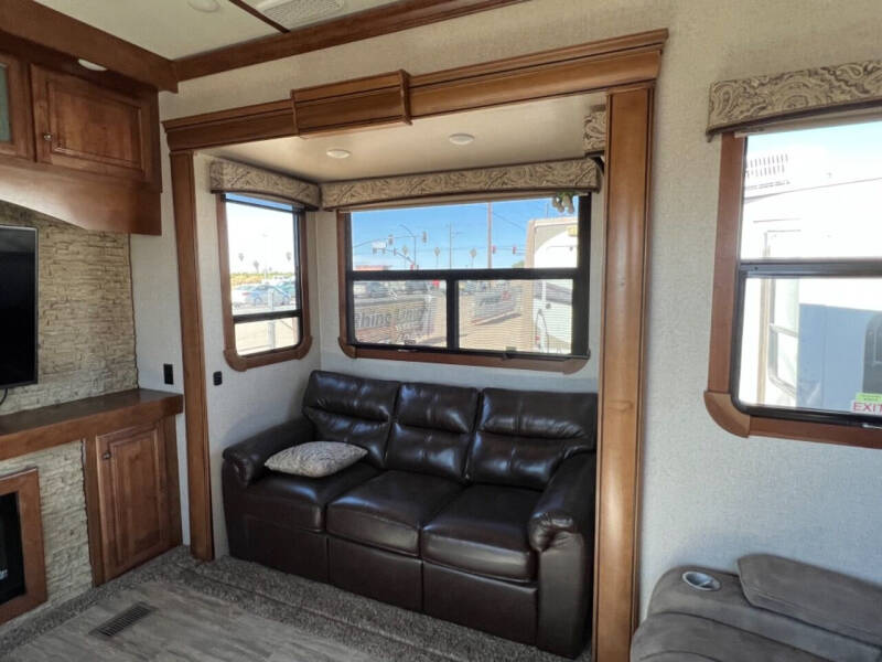 2018 Thor Motor Coach Redwood
