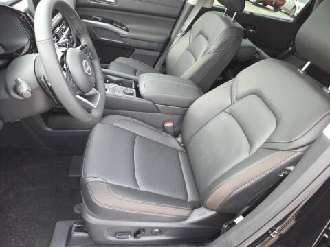 2025 Nissan Pathfinder SL