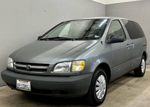 1998 Toyota Sienna for sale at Autoaffari LLC in Sacramento CA