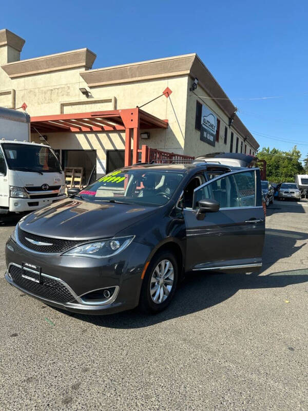 2018 Chrysler Pacifica null photo 2