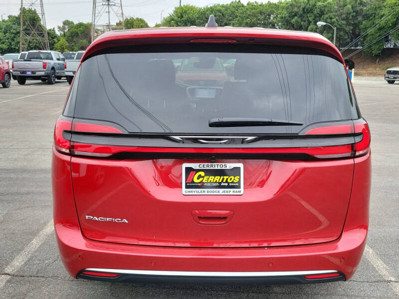 2027 Chrysler Pacifica Select