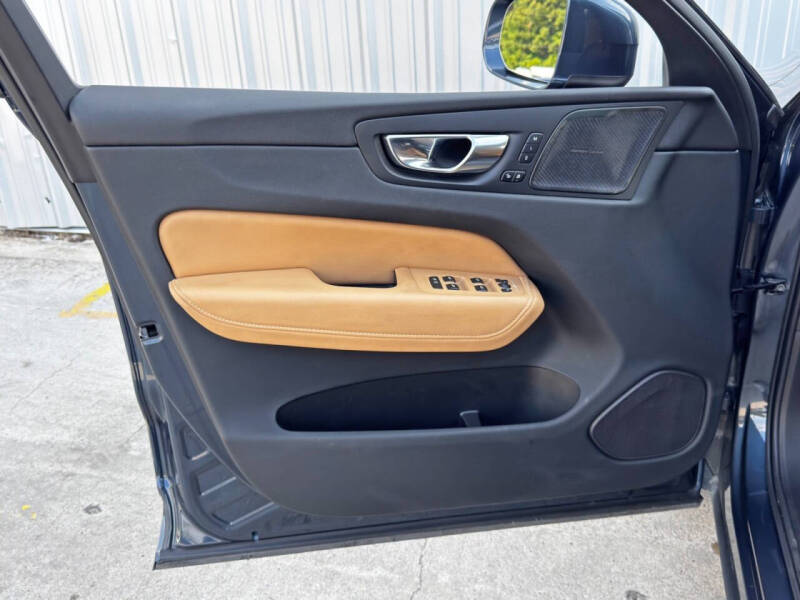 2023 Volvo XC60 B5 Ultimate Bright Theme