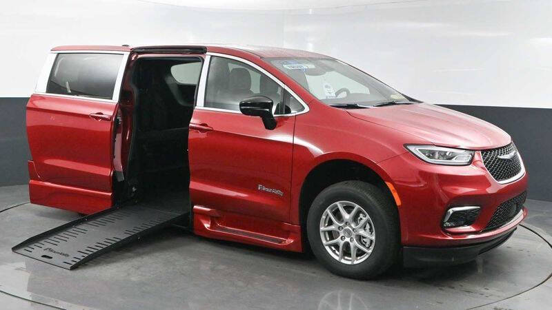 2025 Chrysler Pacifica Select's photo