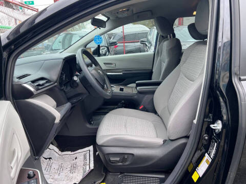 2022 Toyota Sienna LE 8-Passenger