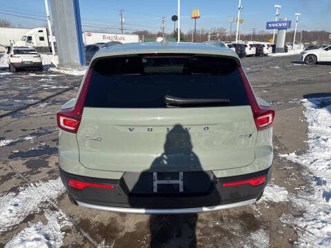 2025 Volvo XC40 B5 Plus Bright Theme