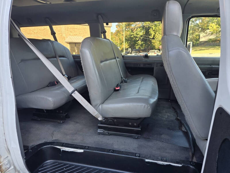 2010 Ford E-Series Econoline Wagon XLT photo 20