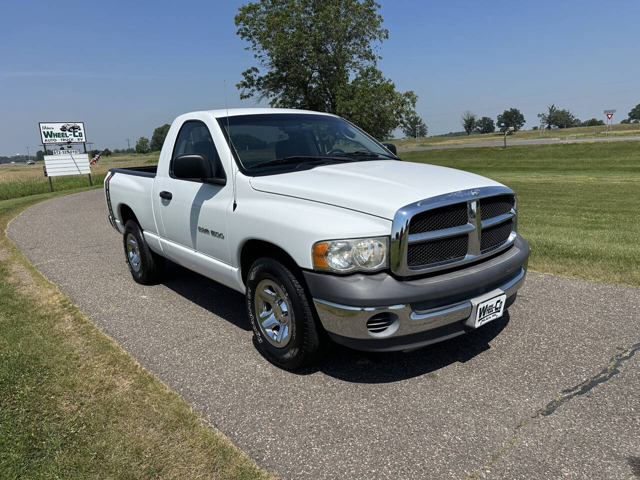 White 2002 Dodge Ram 1500 ST 2dr Regular Cab ST 2WD SB 2