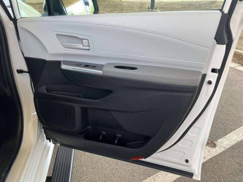 2025 Toyota Sienna LE 8-Passenger