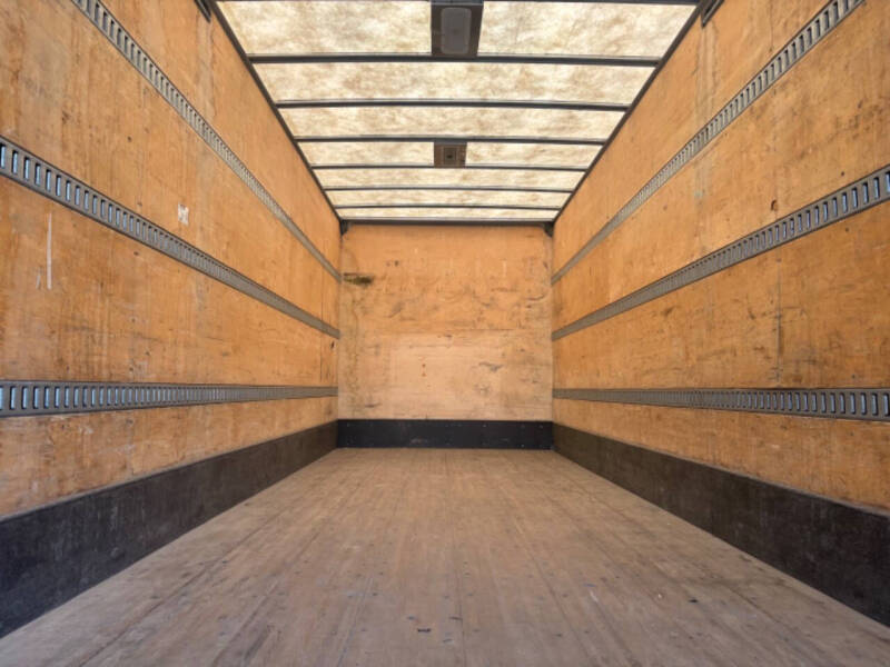 2015 Isuzu NRR 24FT Box Van