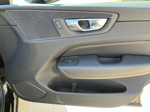 2025 Volvo XC60 B5 Plus Dark Theme