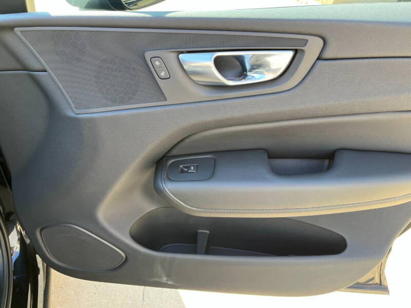 2025 Volvo XC60 B5 Plus Dark Theme